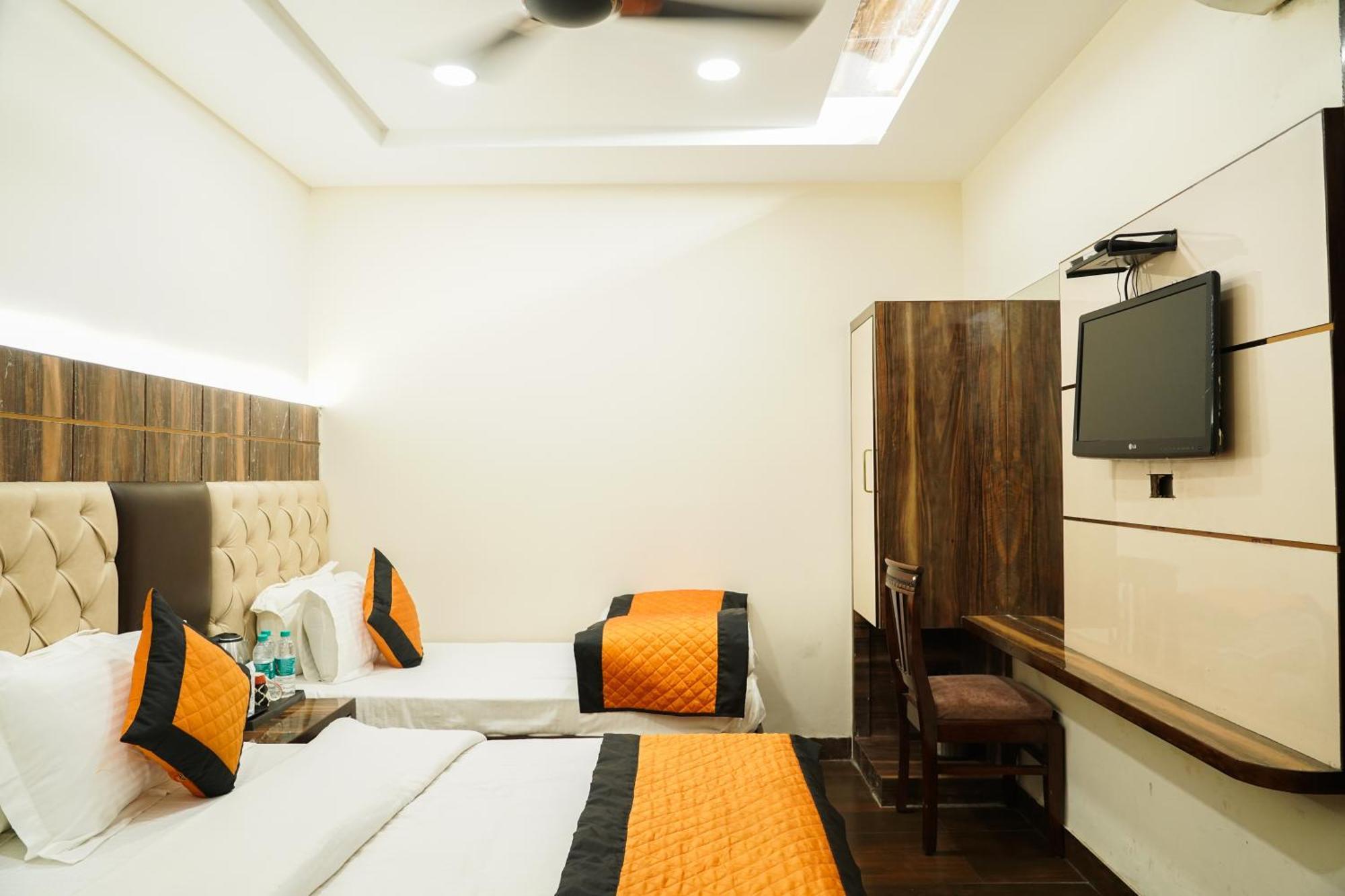 Hotel Batra Home Nuova Delhi Esterno foto