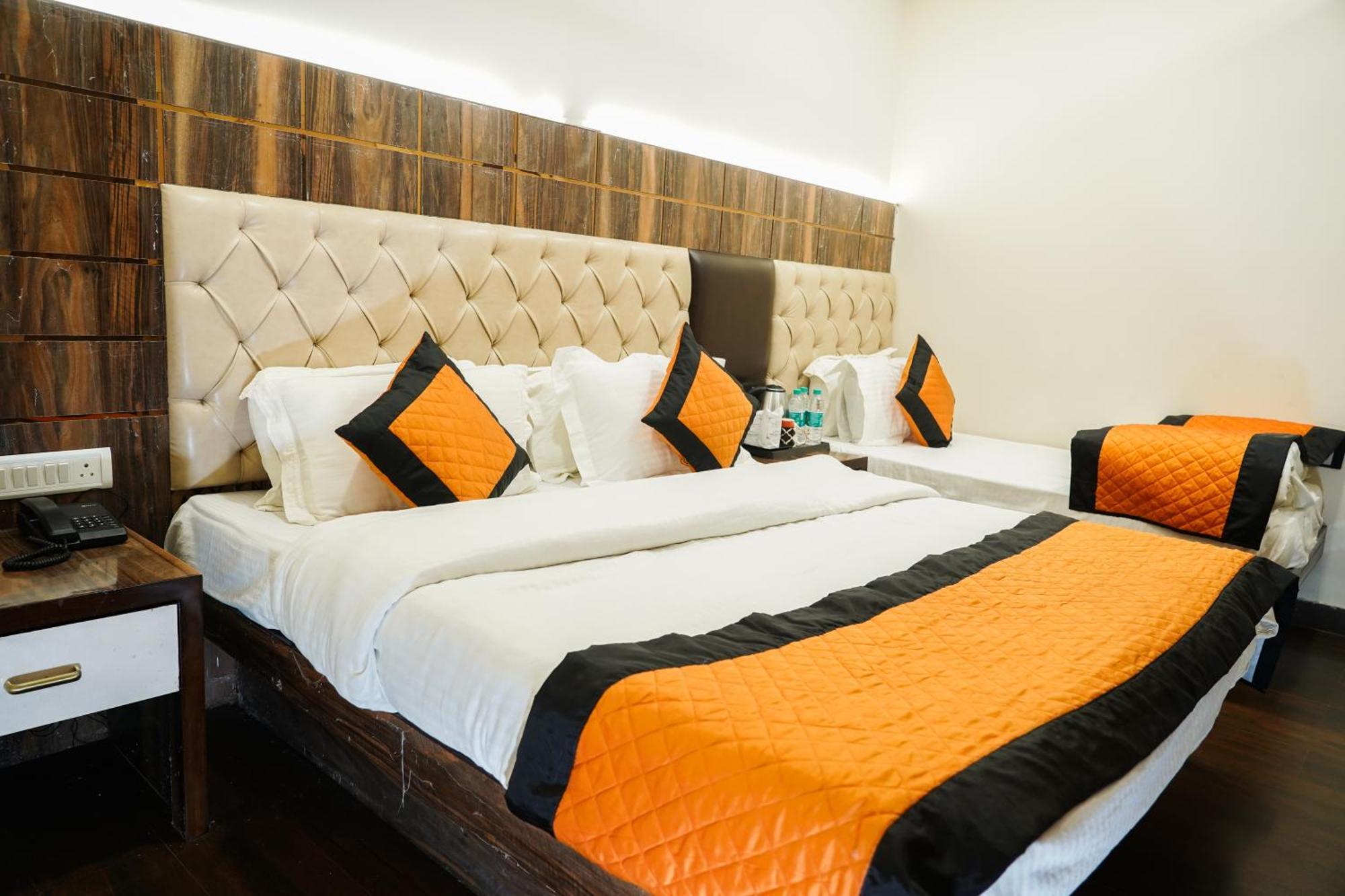Hotel Batra Home Nuova Delhi Esterno foto