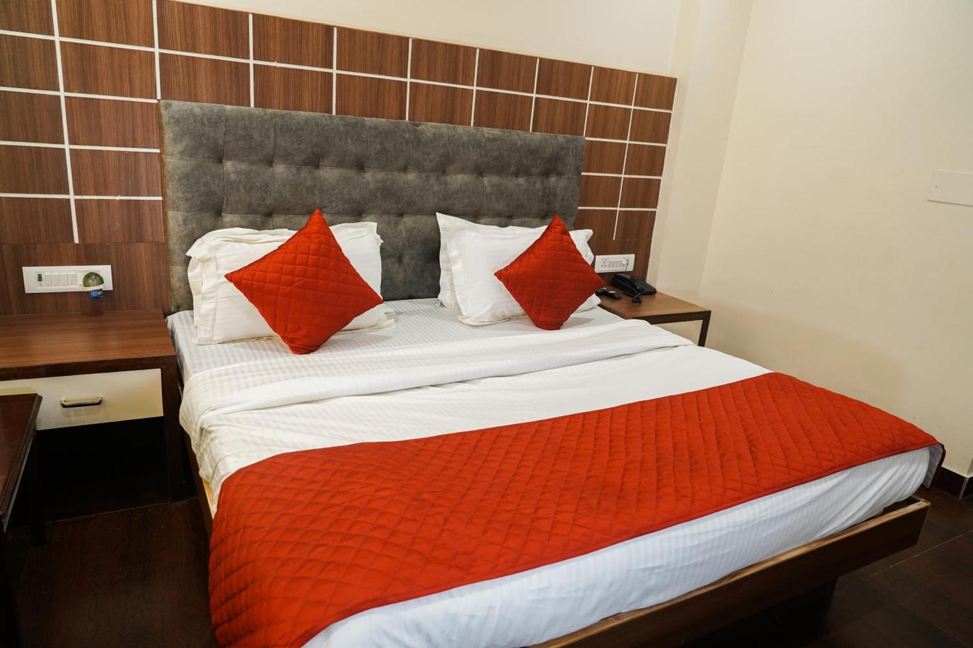 Hotel Batra Home Nuova Delhi Esterno foto