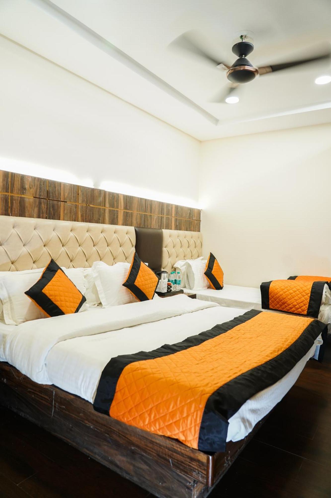 Hotel Batra Home Nuova Delhi Esterno foto