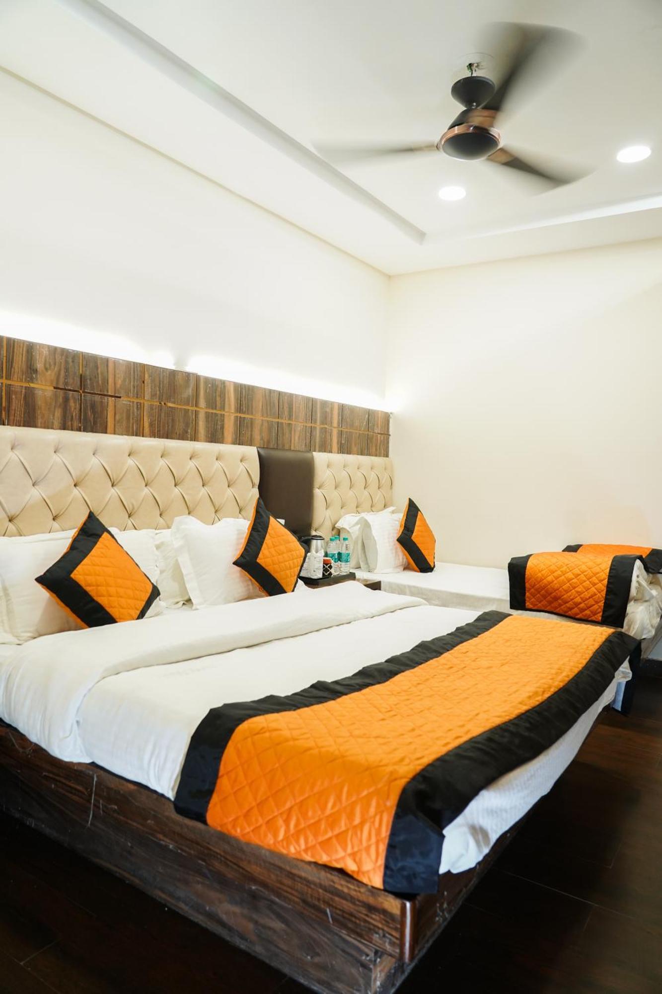 Hotel Batra Home Nuova Delhi Esterno foto